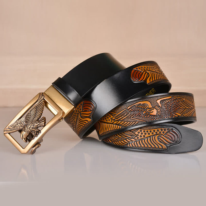 Cinturón de cuero con relieve y hebilla de águila hueca para hombre