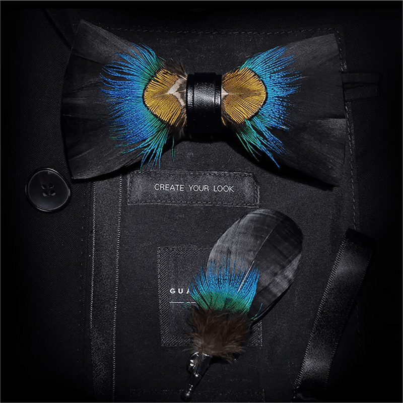 Pajarita con plumas de faisán azul y negro y broche de solapa