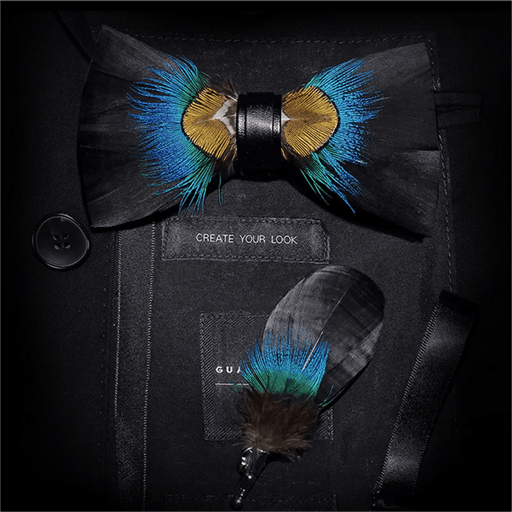 Pajarita con plumas de faisán azul y negro y broche de solapa