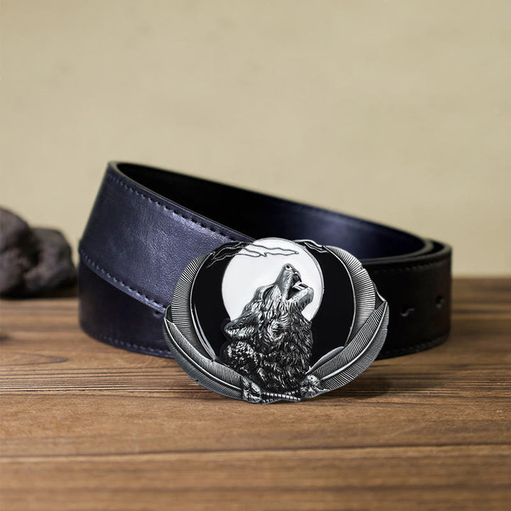Cinturón de cuero con hebilla ovalada y diseño de lobo aullador y luna para hombre