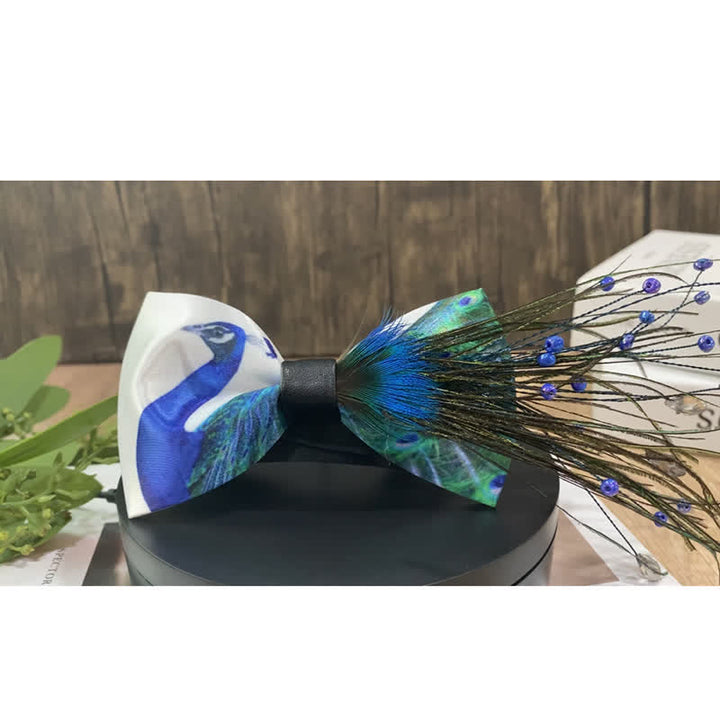 Pajarita con plumas y cuentas de cola de pavo real azul