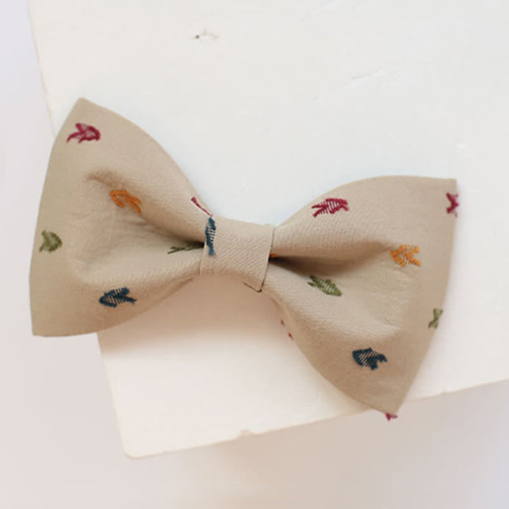 Pajarita con flechas bordadas en color caqui para hombre