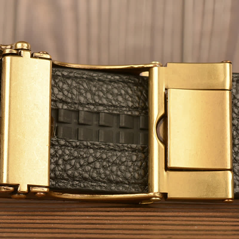 Cinturón de piel con estampado de cocodrilo y águila tallada para hombre