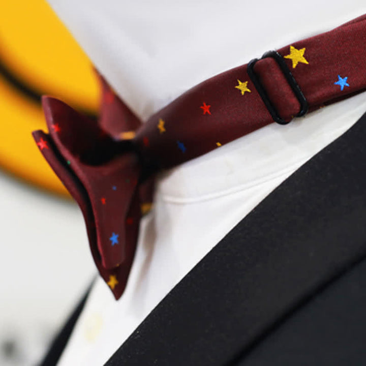 Pajarita de hombre con estrellas brillantes de colores burdeos