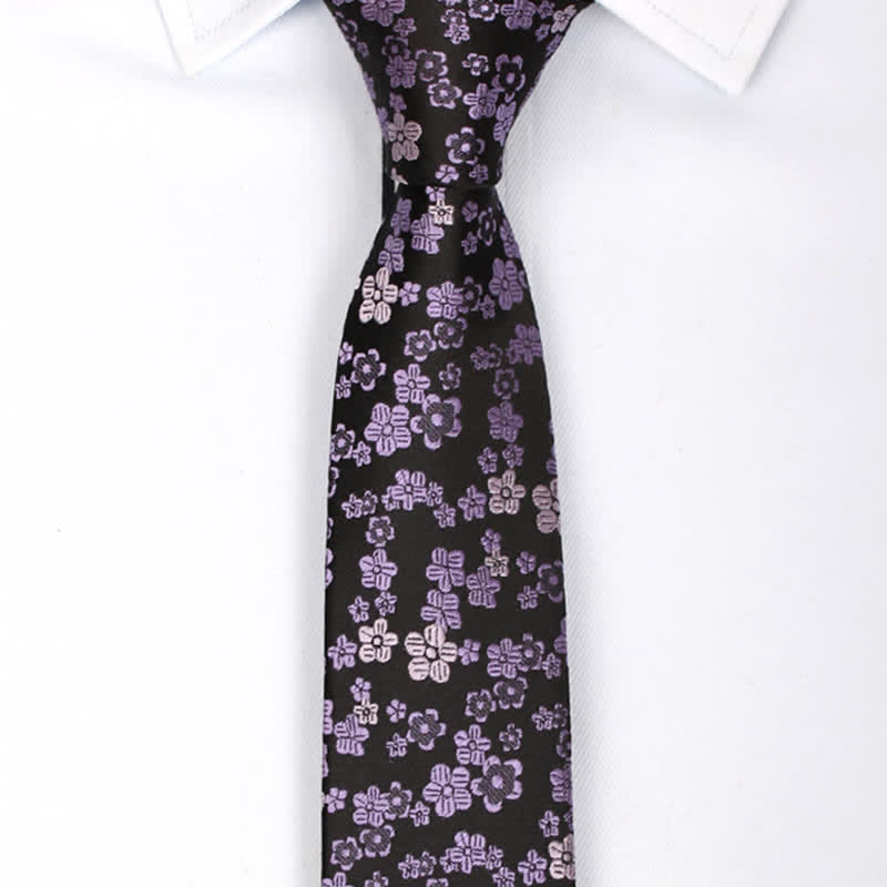 Corbata ajustada con flor pequeña morada para hombre