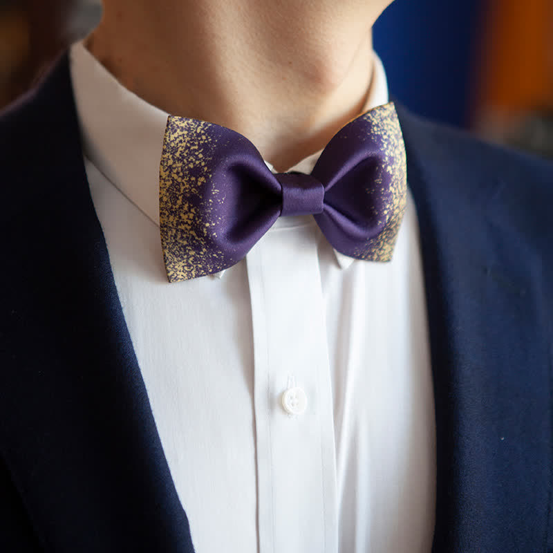 Pajarita violeta resplandeciente con cielo nocturno para hombre