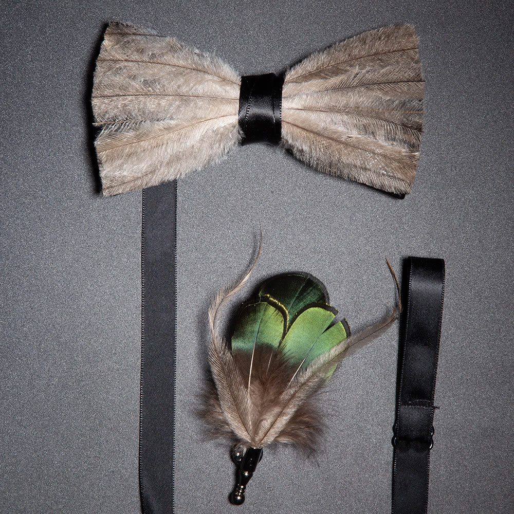Pajarita con plumas de la paz en marrón y gris y broche de solapa