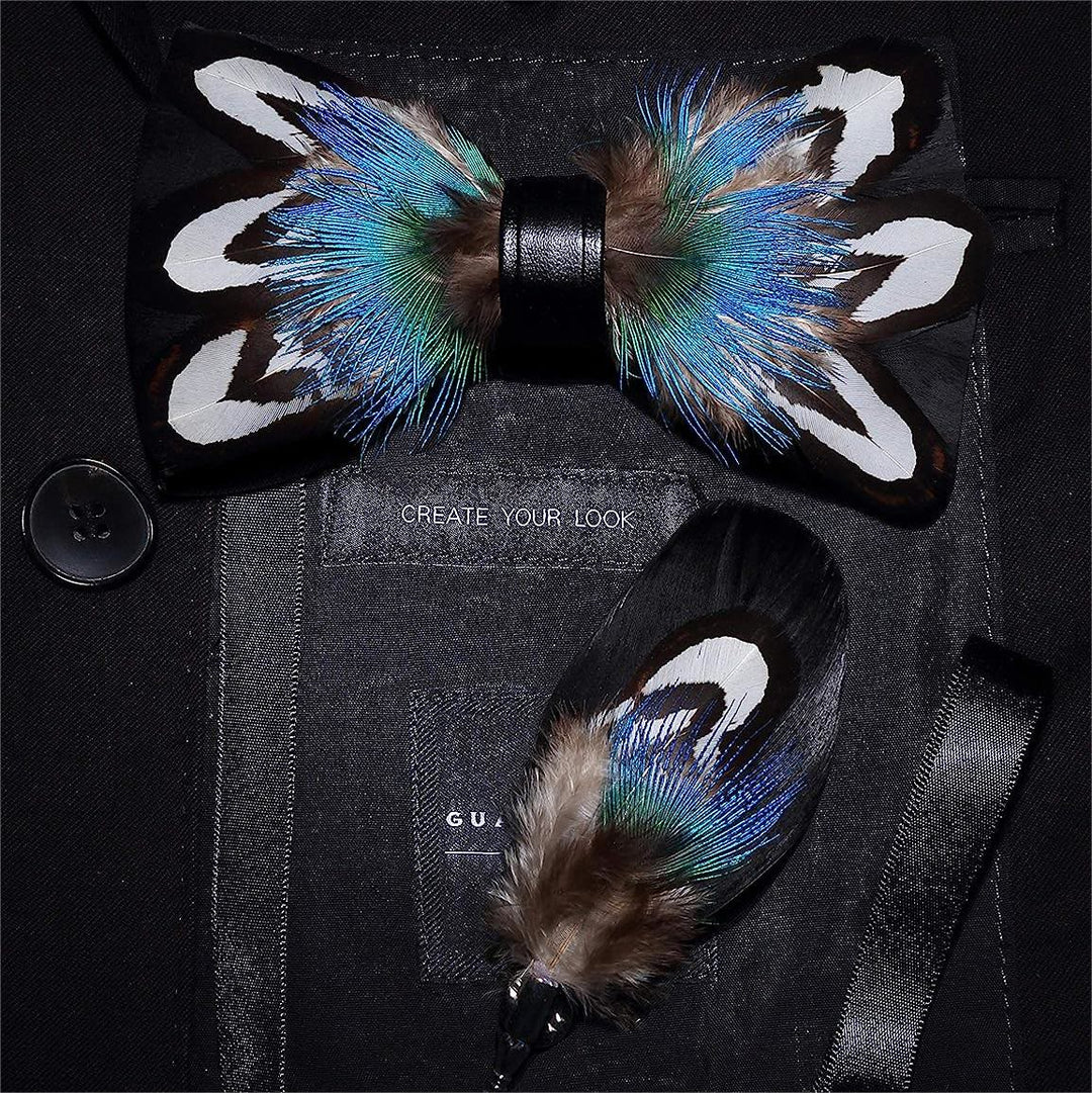 Pajarita con pluma de pavo real azul y negra con broche de solapa