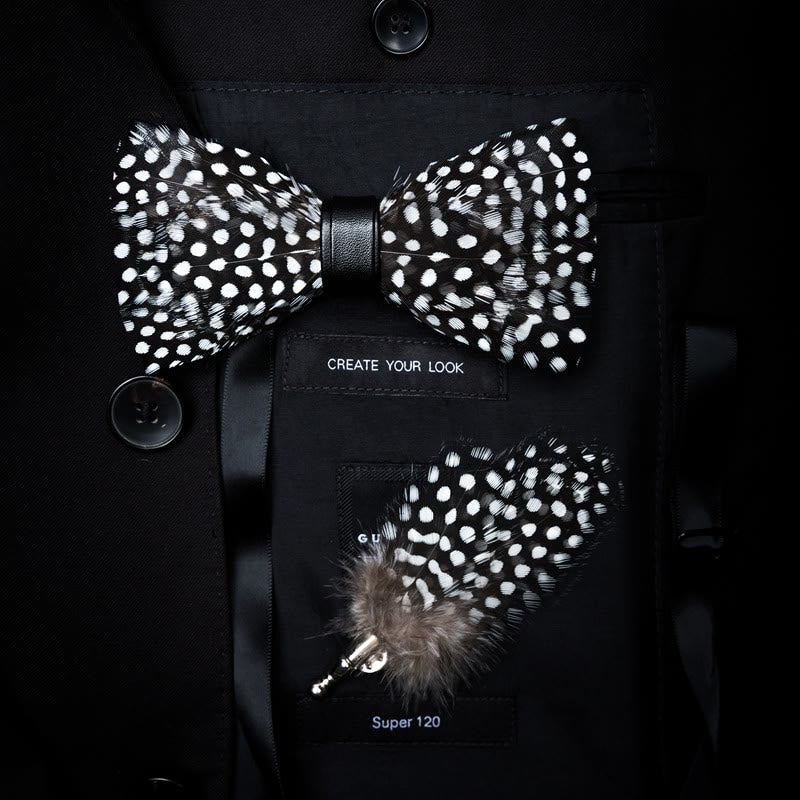 Pajarita con plumas y lunares en blanco y negro con broche de solapa