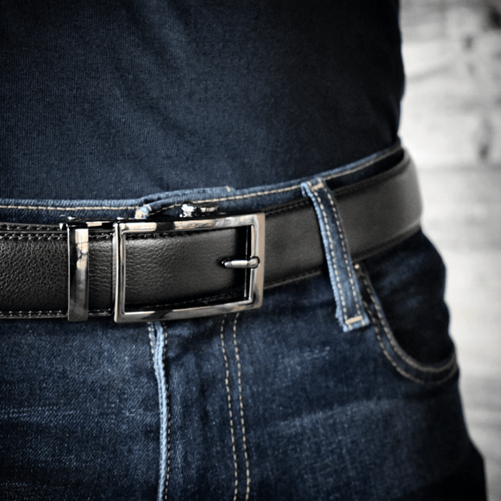 Cinturón de cuero con hebilla automática hueca sofisticado para hombre