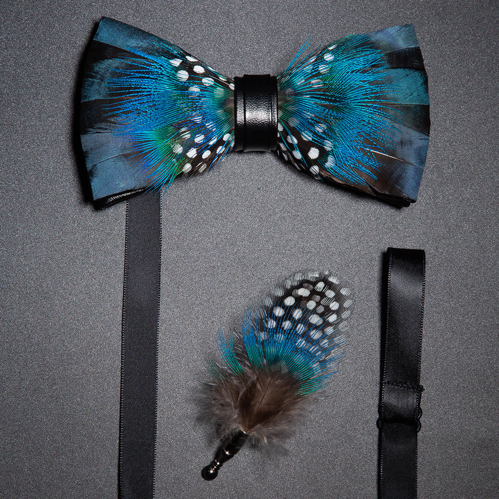 Pajarita con plumas de pavo real azul y negro y broche de solapa