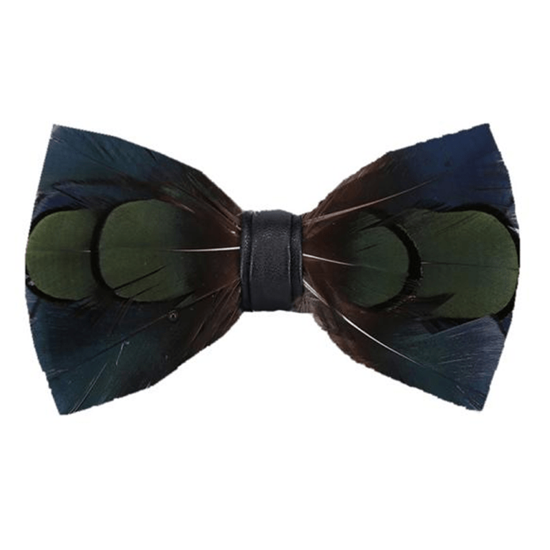 Pajarita con plumas en azul oscuro y verde real y broche de solapa