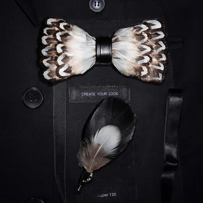Pajarita con plumas de la naturaleza en blanco y marrón y broche de solapa