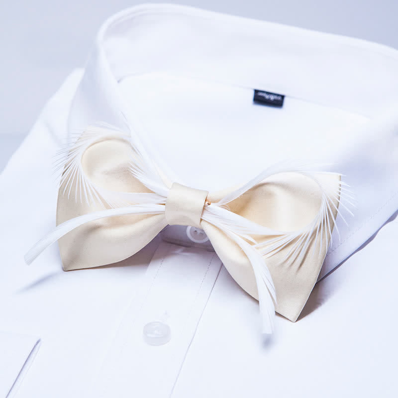 Pajarita con nudo de plumas color champagne para hombre