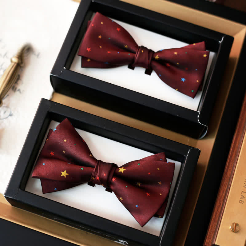 Pajarita de hombre con estrellas brillantes de colores burdeos