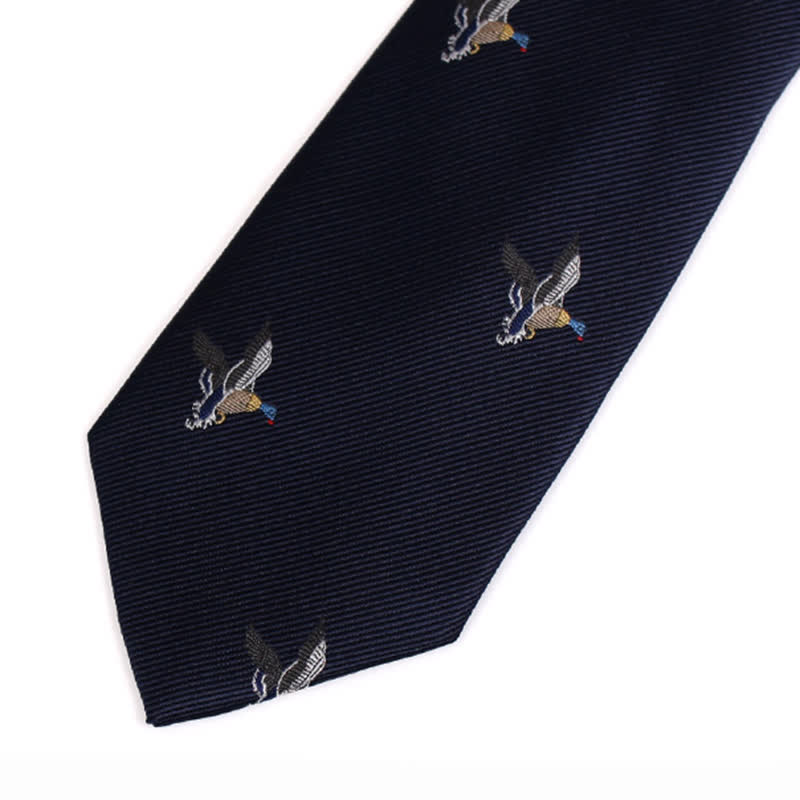 Corbata azul medianoche con patos voladores para hombre