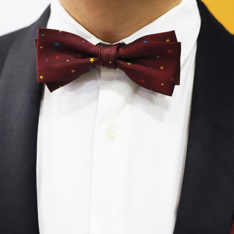 Pajarita de hombre con estrellas brillantes de colores burdeos