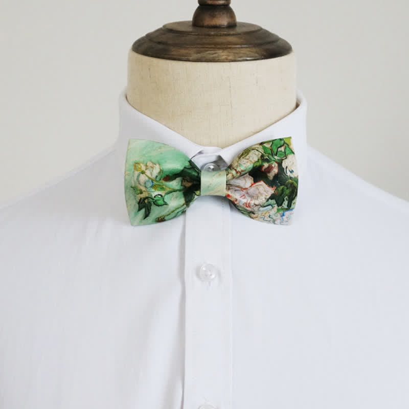 Pajarita con estampado floral de rosas blancas y verde claro para hombre
