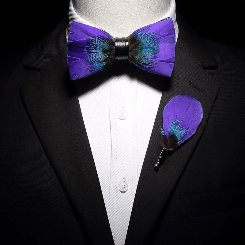 Pajarita con plumas violetas y verde azulado y prendedor de solapa de la colección Royalty para niños