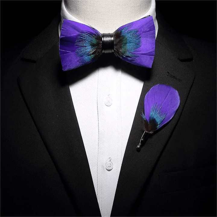 Pajarita con plumas violetas y verde azulado y prendedor de solapa de la colección Royalty para niños