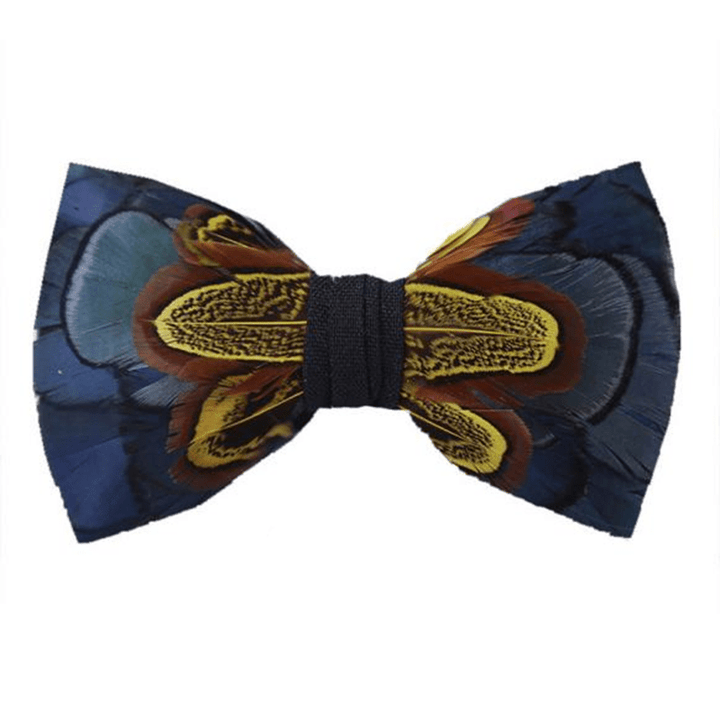 Pajarita con plumas Wildness en azul marino y amarillo y broche de solapa