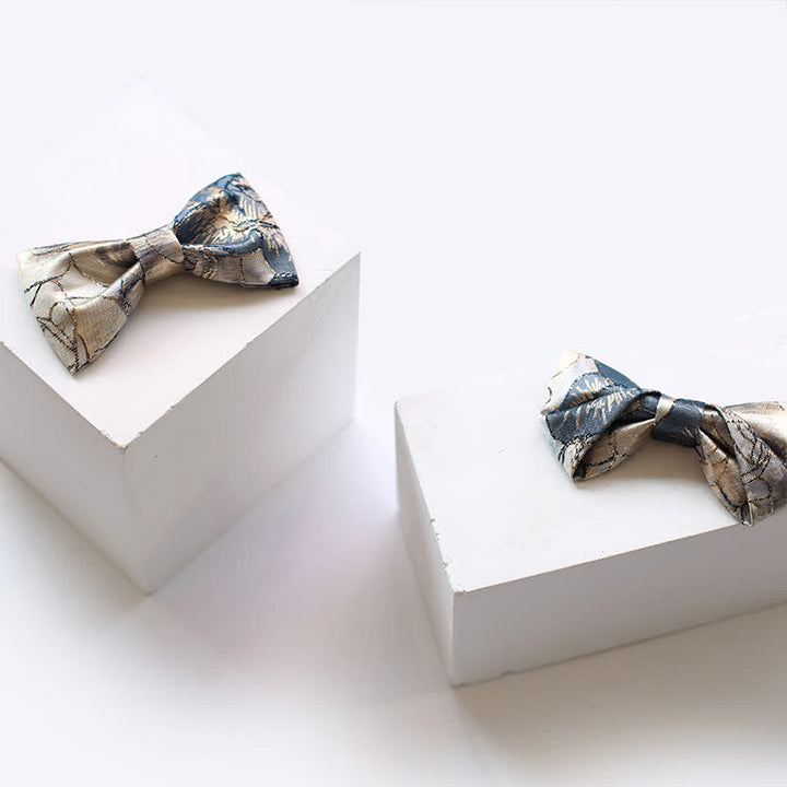 Pajarita con flores azules y doradas brillantes para hombre