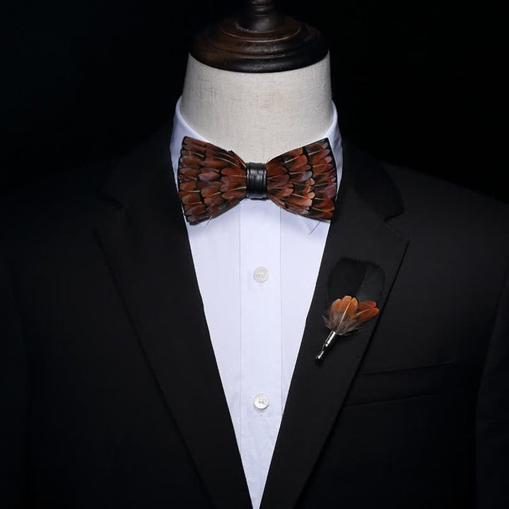 Pajarita de plumas con ribete marrón y negro para niños y broche de solapa