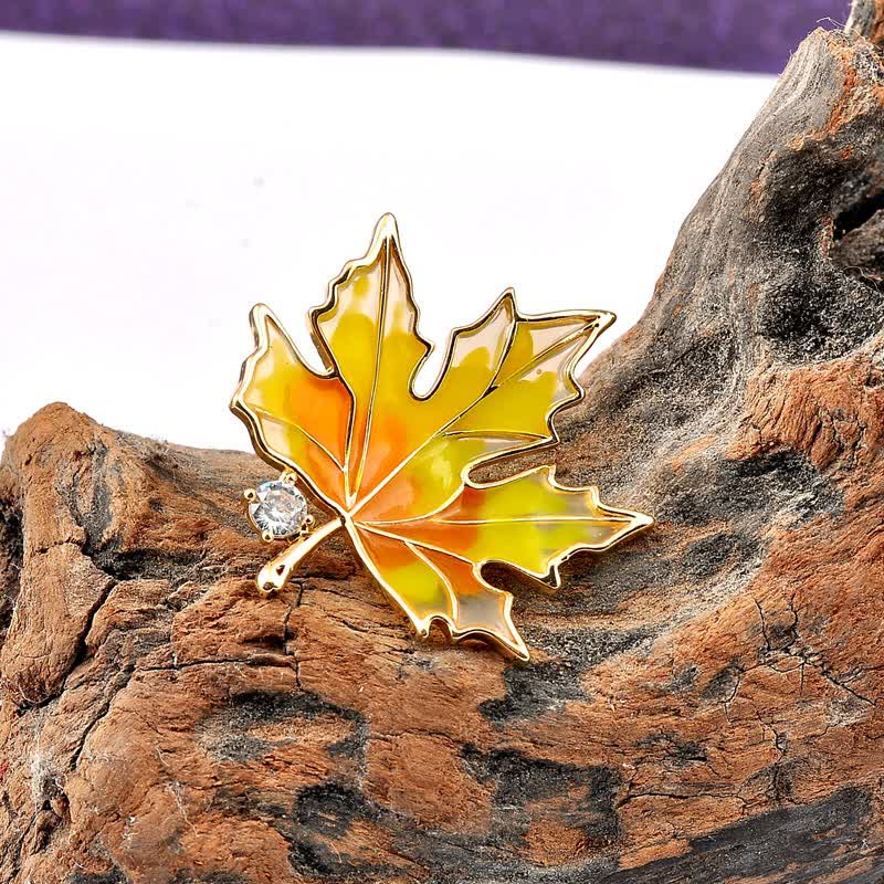 Broche de hoja de arce dorada otoñal para mujer