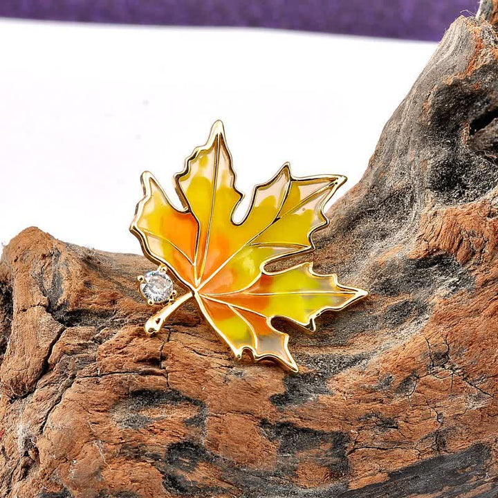 Broche de hoja de arce dorada otoñal para mujer