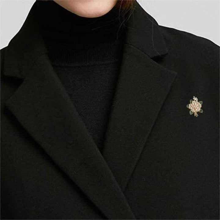 Broche floral con estambres de perlas para mujer