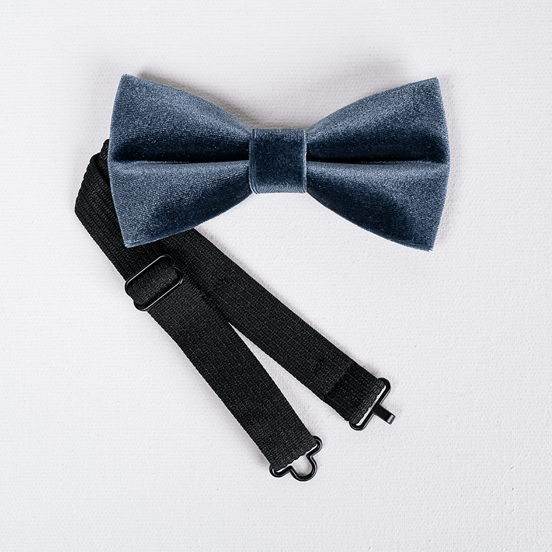 Pajarita de terciopelo de color liso gris brumoso para hombre