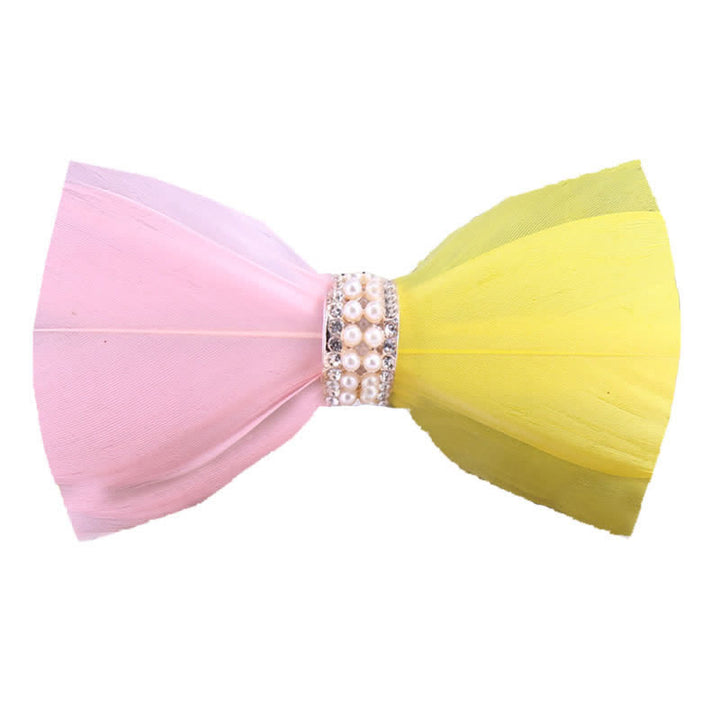 Pajarita con plumas de perla brillante rosa y amarilla con broche de solapa