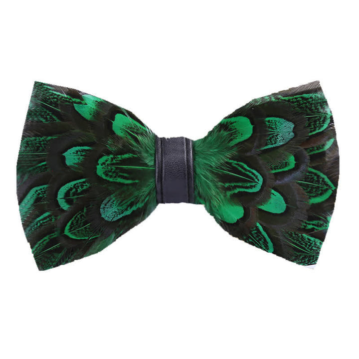 Pajarita con plumas de pavo real en verde bosque y negro y broche de solapa