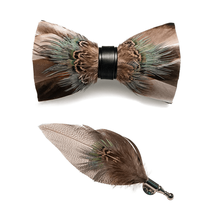 Pajarita rústica de plumas de color marrón con prendedor de solapa