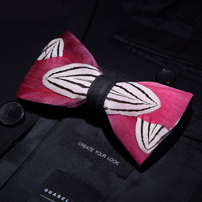 Pajarita con plumas dulces en color rosa oscuro y blanco y broche de solapa