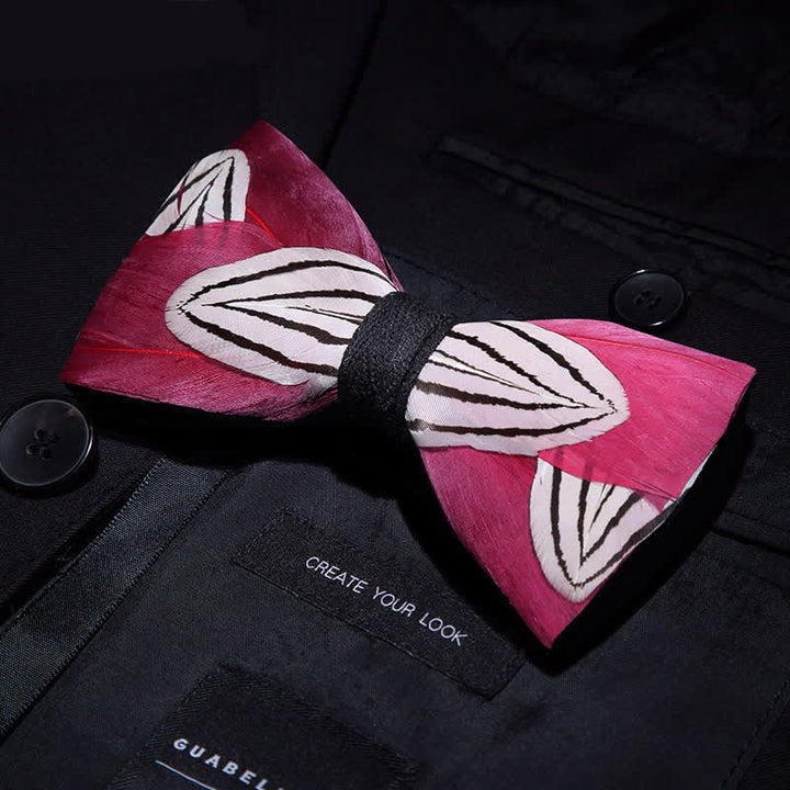 Pajarita con plumas dulces en color rosa oscuro y blanco y broche de solapa