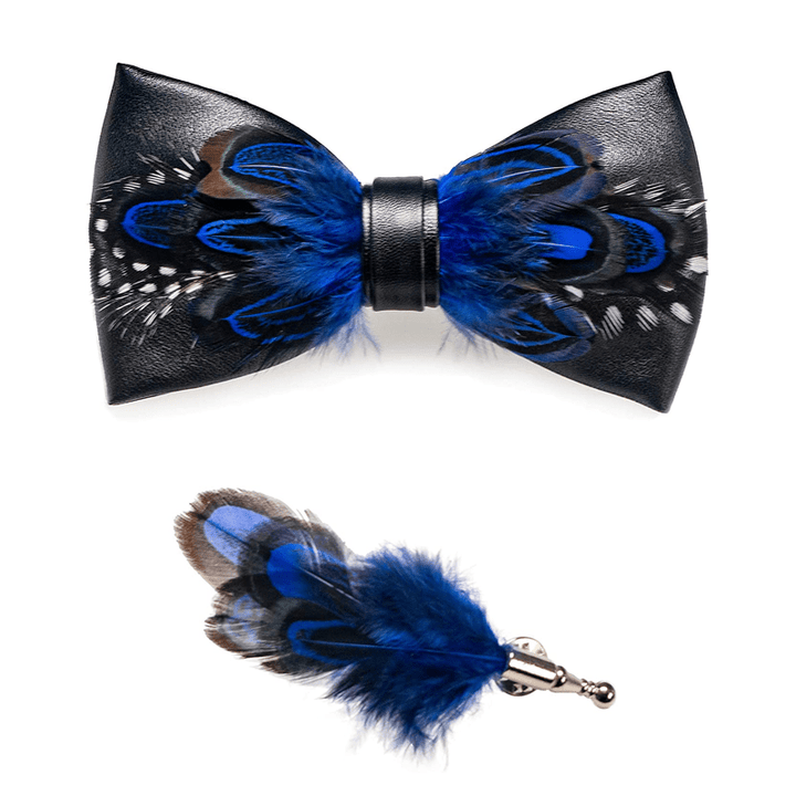 Pajarita infantil con plumas y lunares blancos en azul oscuro y broche de solapa