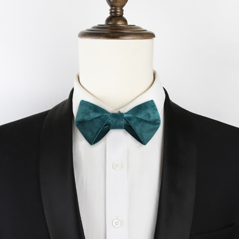 Pajarita de terciopelo con diseño retorcido y estiloso para hombre
