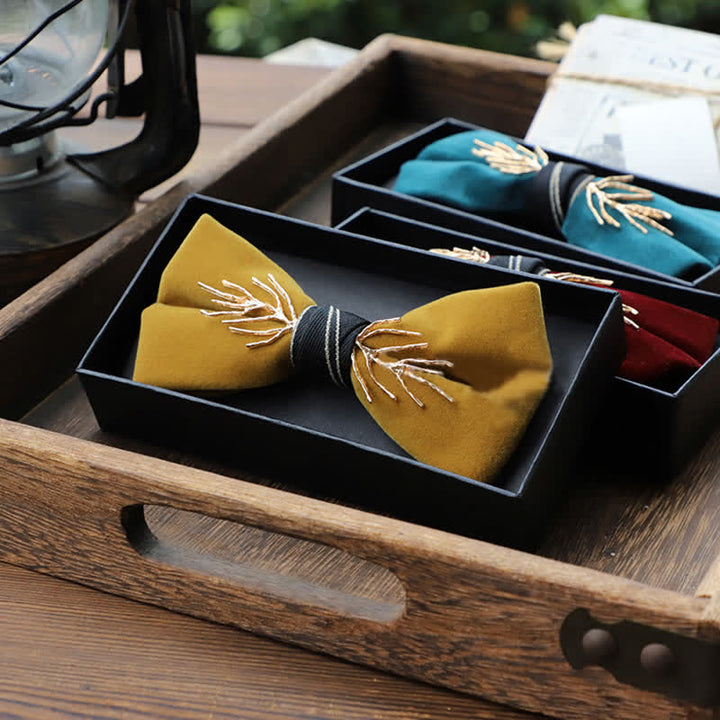 Pajarita de terciopelo con diseño de ramas doradas aristocráticas para hombre