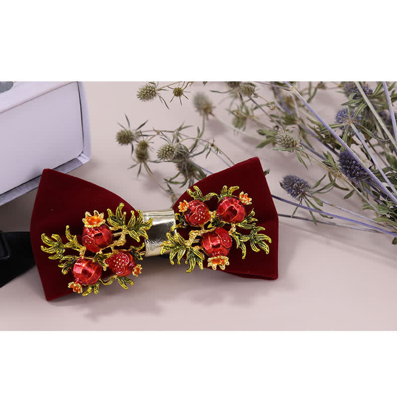 Pajarita con estampado floral de granada burdeos para hombre