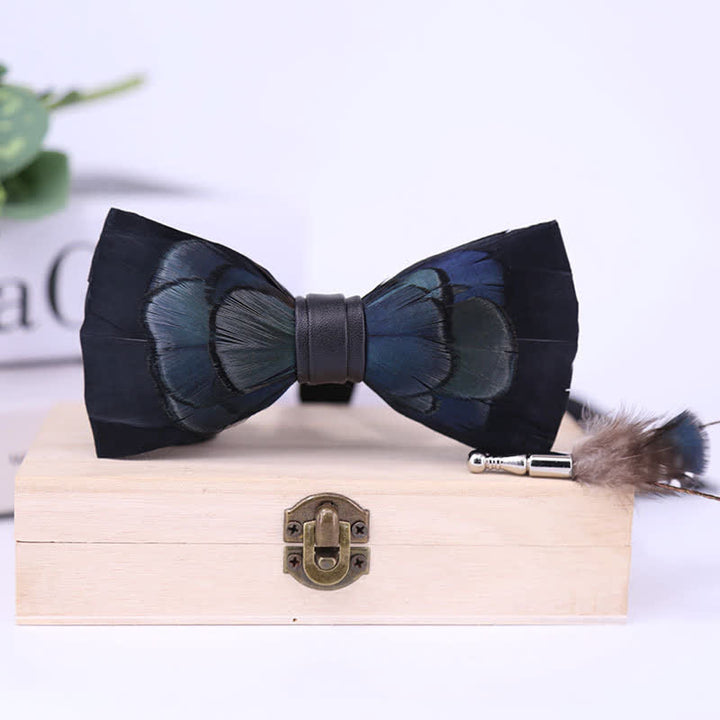 Pajarita de plumas misteriosas azul medianoche para niños con prendedor de solapa