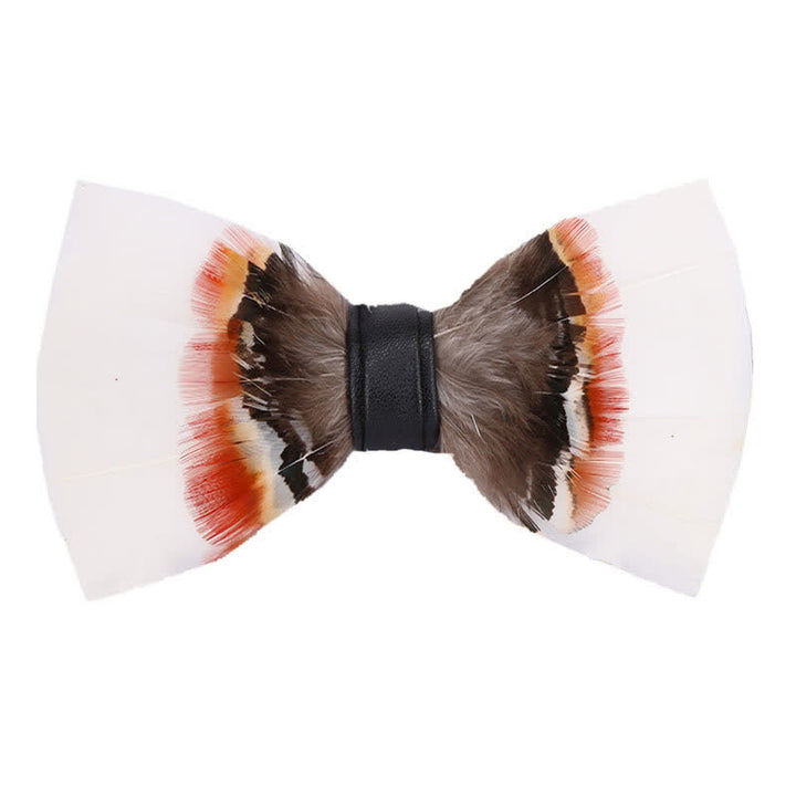 Elegante pajarita de plumas blancas con prendedor de solapa