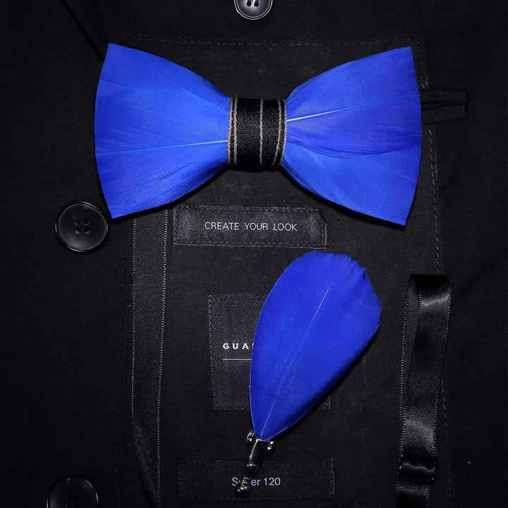 Pajarita de plumas maduras de color azul liso con prendedor de solapa