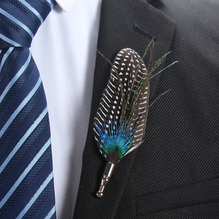 Broche de plumas naturales para ojal de boda.