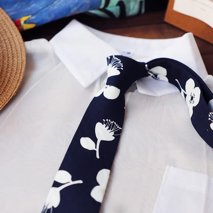 Corbata fina elegante con diseño floral para hombre.