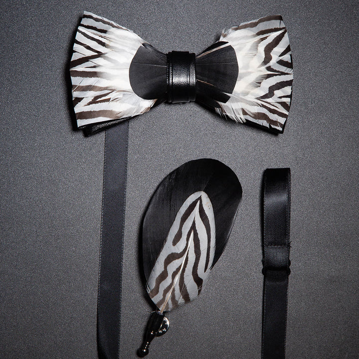 Pajarita con plumas de cebra en blanco y negro y broche de solapa