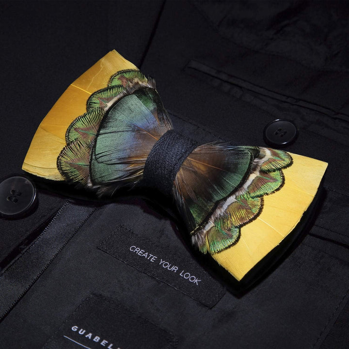 Pajarita con plumas de pavo real de color amarillo brillante y verde y broche de solapa