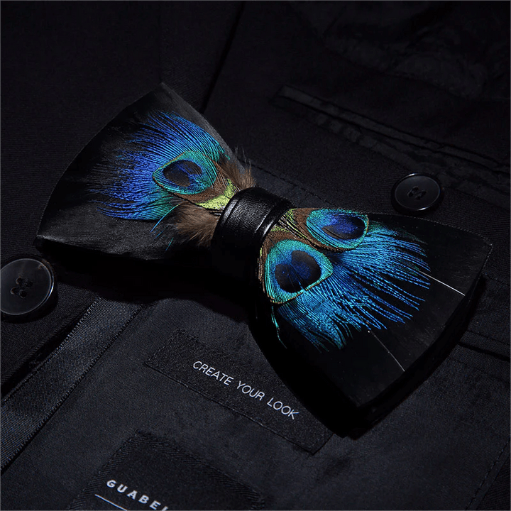 Pajarita con plumas de pavo real negras y azules y broche de solapa