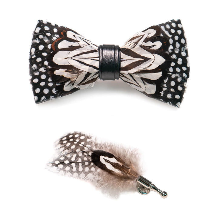Pajarita con plumas de búho en blanco y negro y broche de solapa