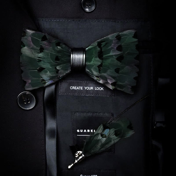 Pajarita con plumas de cola de pinzón verde oscuro y broche de solapa